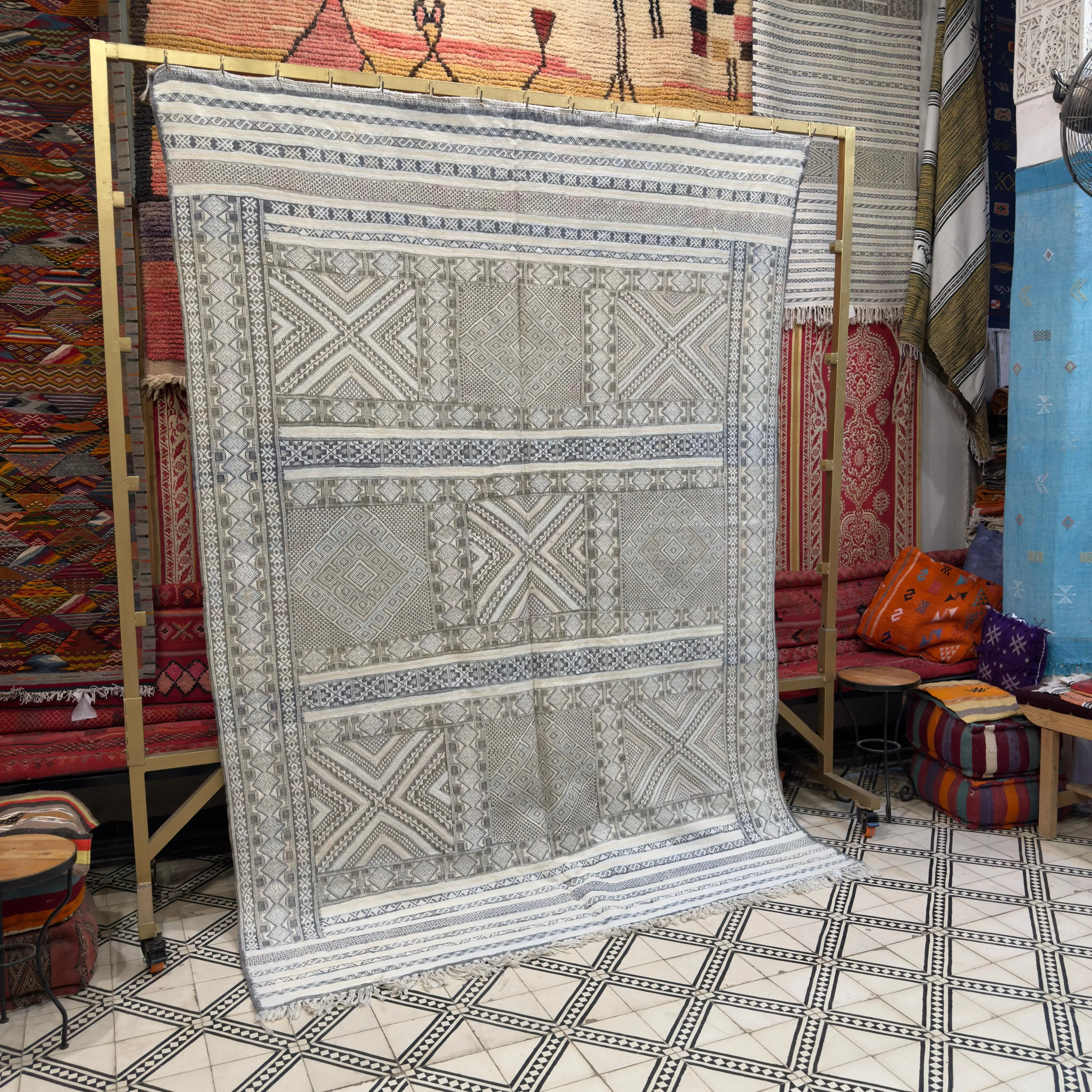 Gorgeous Vintage Kilim Moroccan Rug | 9.84ft x 6.56ft Living Room Carpet