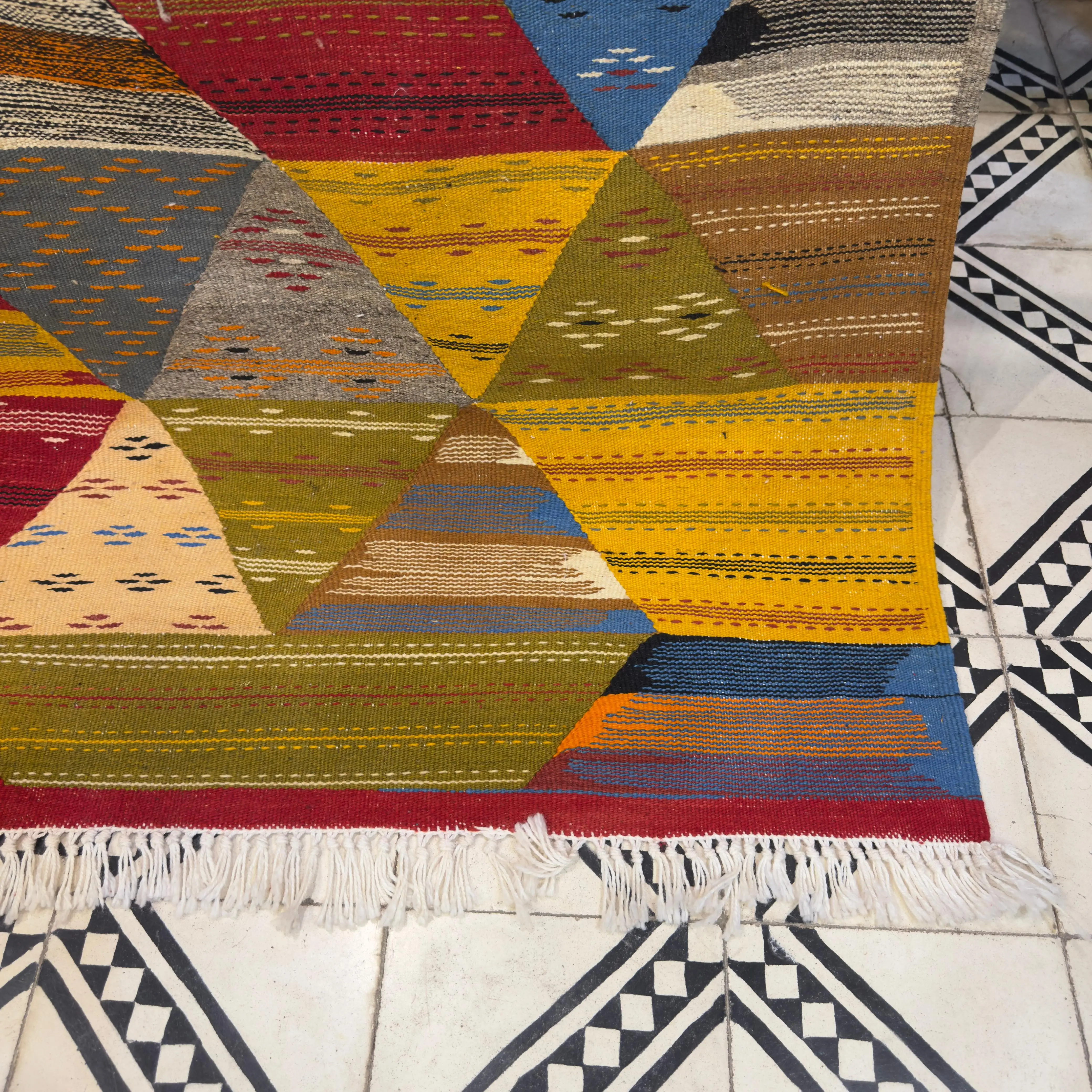 Atlas Haven – Handmade Moroccan Kilim Carpet | Vintage Area Rug for Living Room - 240/150 CM /94.5 x 59 inches